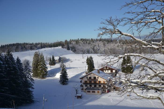 Hôtel Restaurant Haut Jura · Extérieur Hôtel Ski Jura · Hôtel Le Trappeur