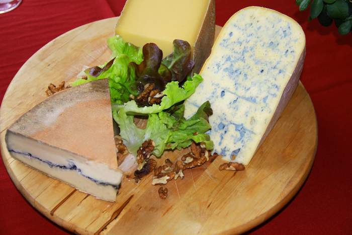 Restaurant Les Molunes, Haut Jura · Plateau de fromages Franc-Comtois · Hôtel Le Trappeur